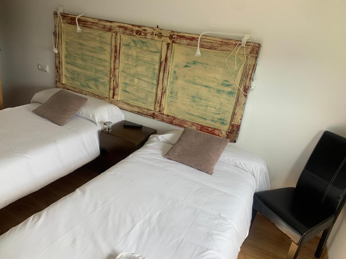 A Cochera Hostel Ferrol Bagian luar foto