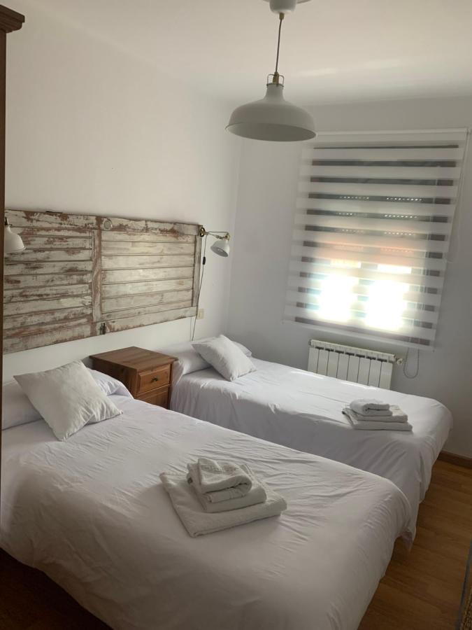 A Cochera Hostel Ferrol Bagian luar foto