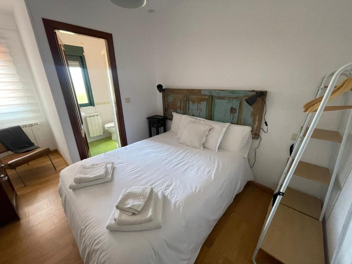 A Cochera Hostel Ferrol Bagian luar foto