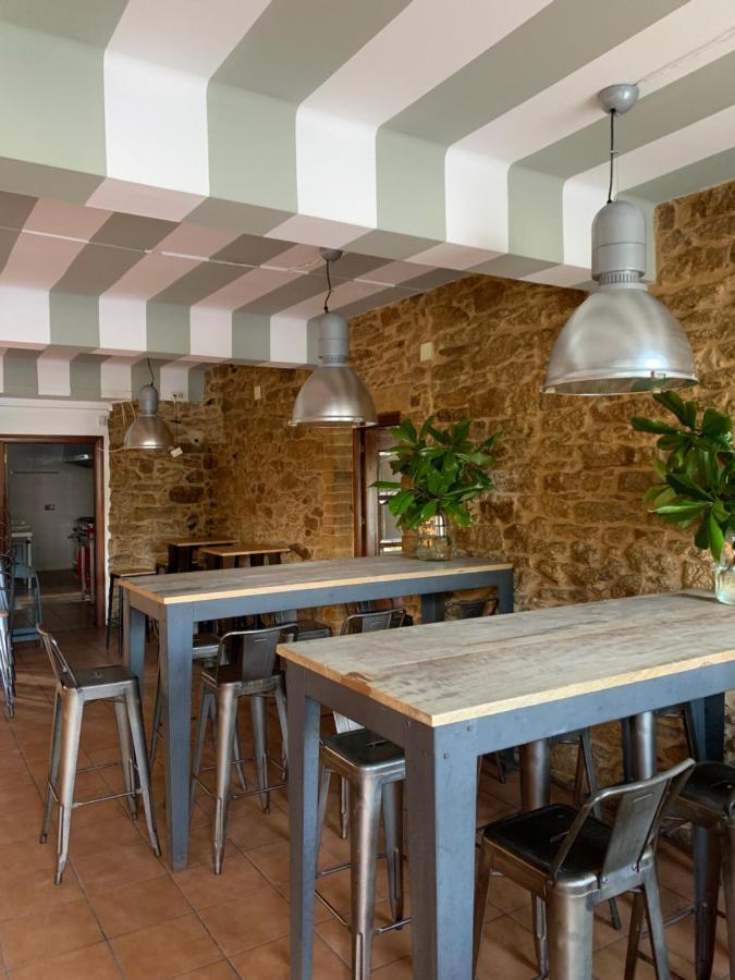 A Cochera Hostel Ferrol Bagian luar foto